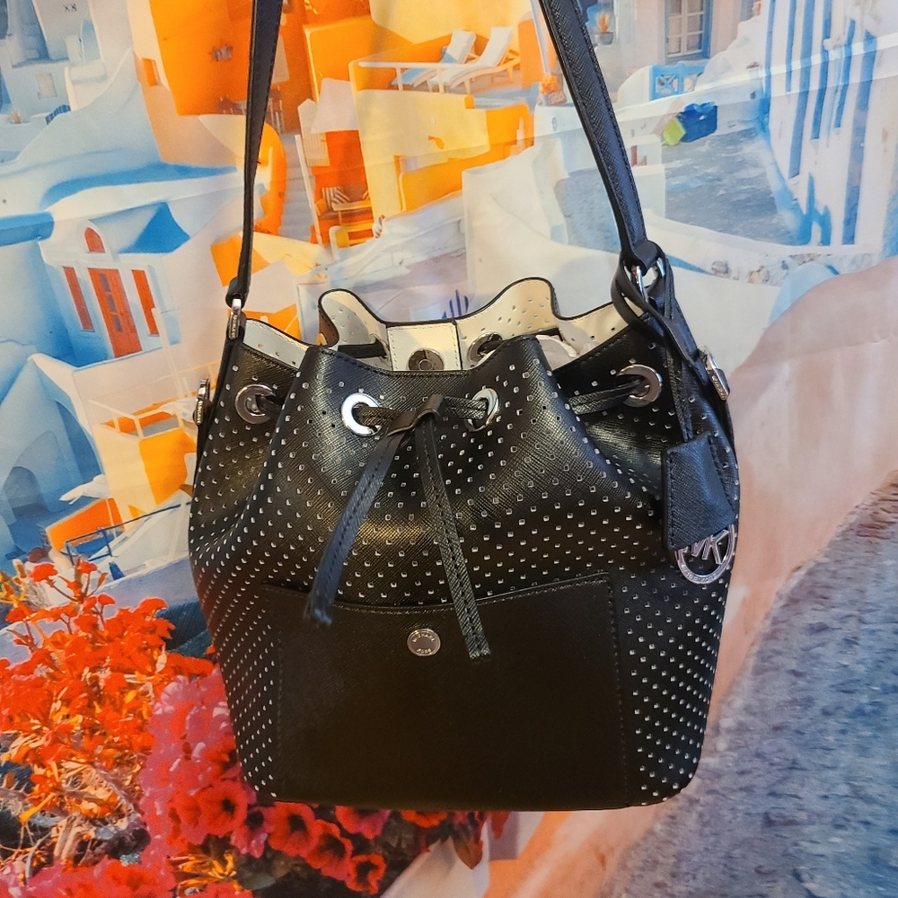 SOLD -MICHAEL KORS BUCKET BAG